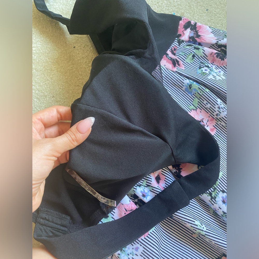 Dress size 3 USA Black top with striped and flowery color - Picture 7 of 10